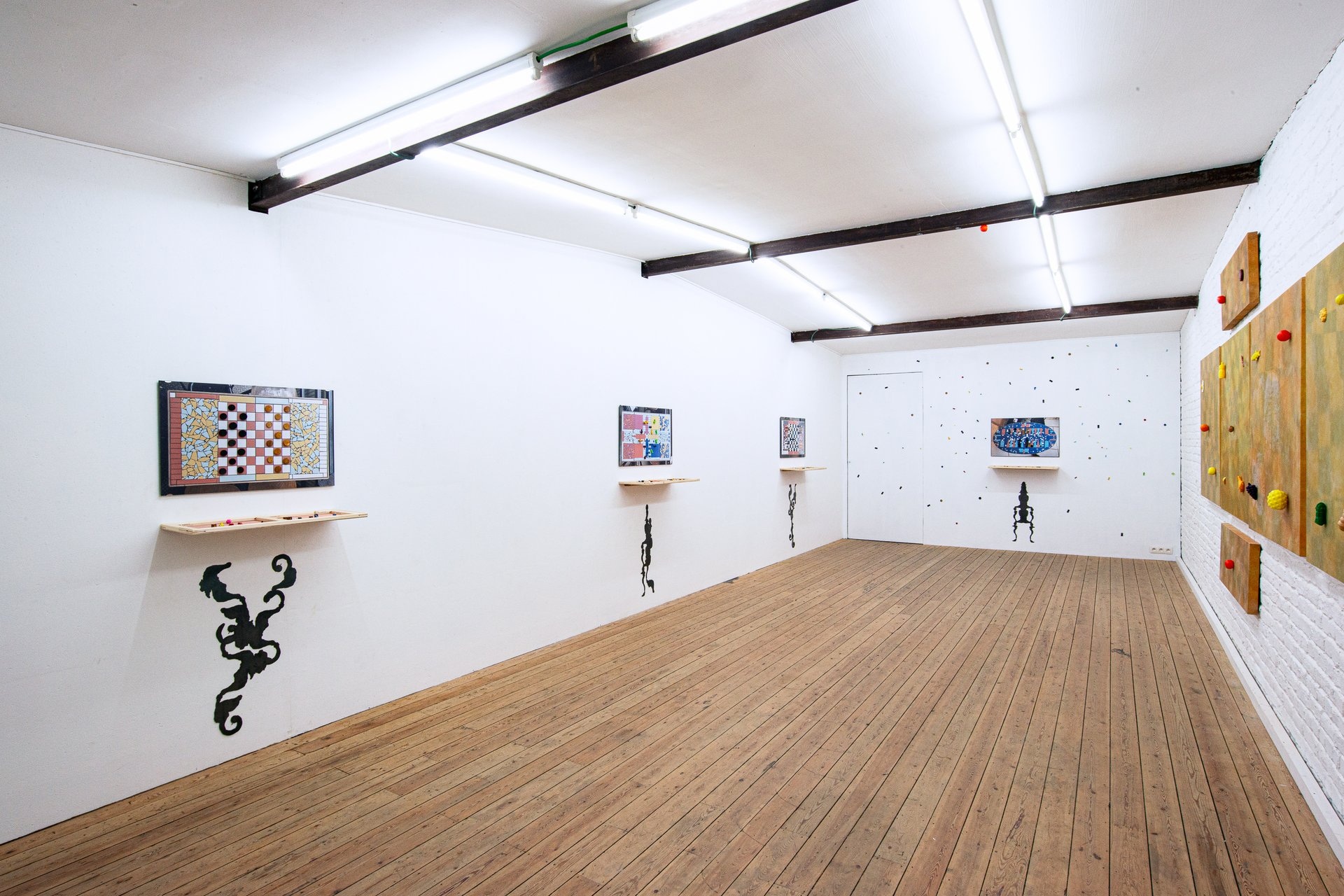 Vue de l’exposition When you wish upon a star avec Sarah Illouz et Marius Escande, V2Vint, Bruxelles, 2024